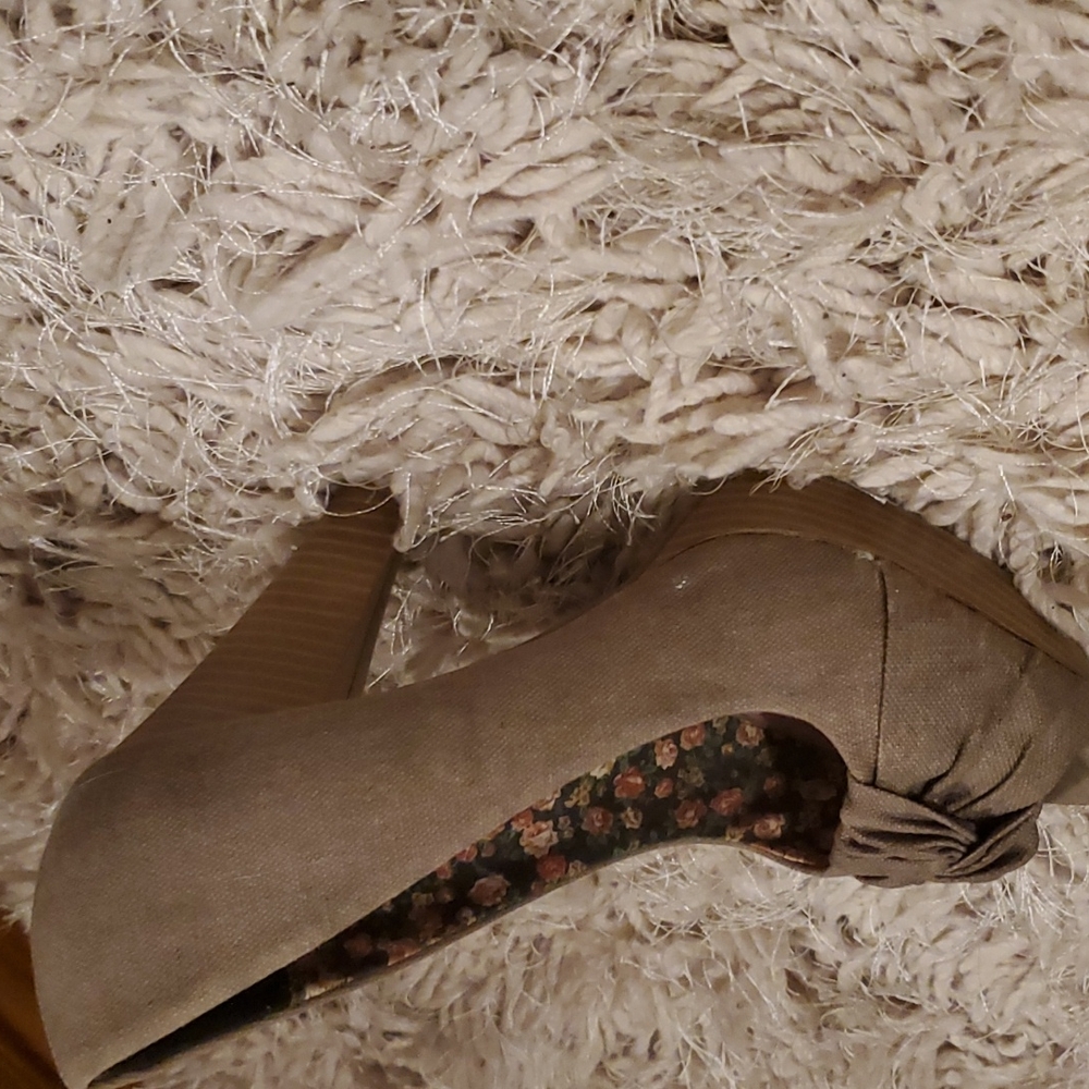 Heels - Picture 5 of 6